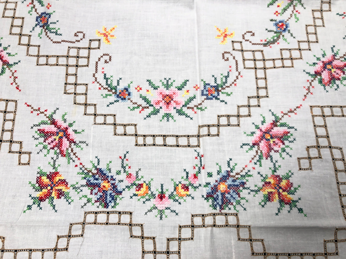 
                  
                    Table Cloth - Cross Stitch  (16255)
                  
                