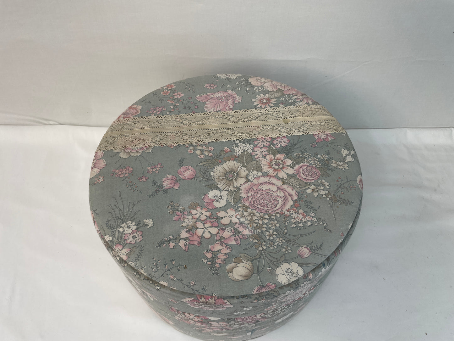 
                  
                    Padded Hat Box (18192)
                  
                