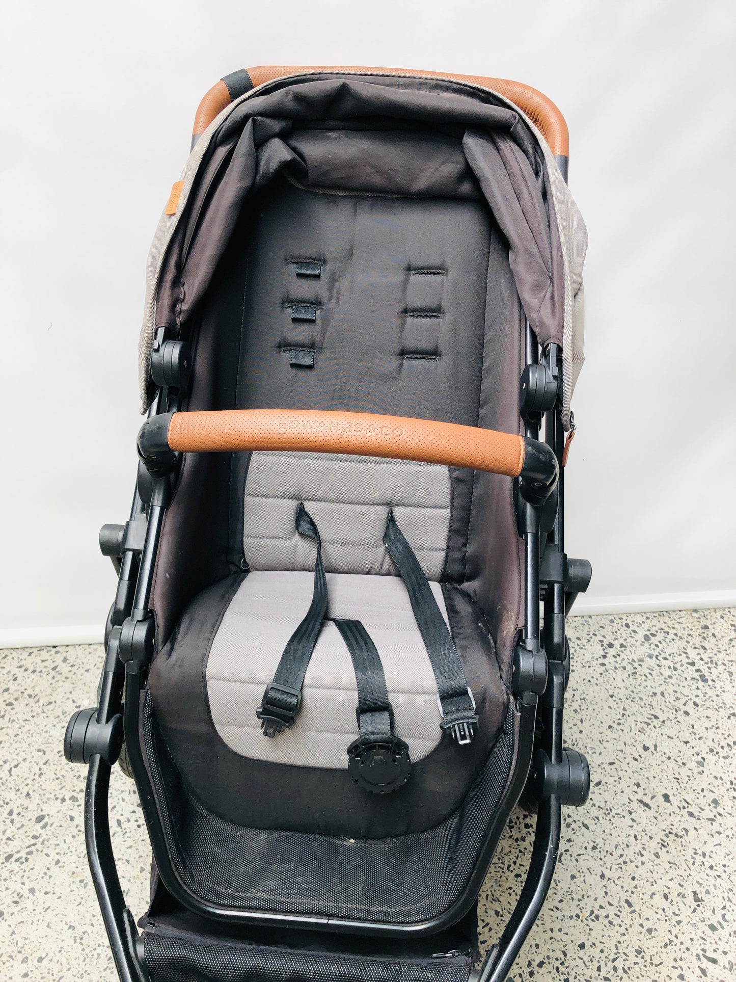 
                  
                    Edwards & Co Pram 3 Wheel (21966)
                  
                