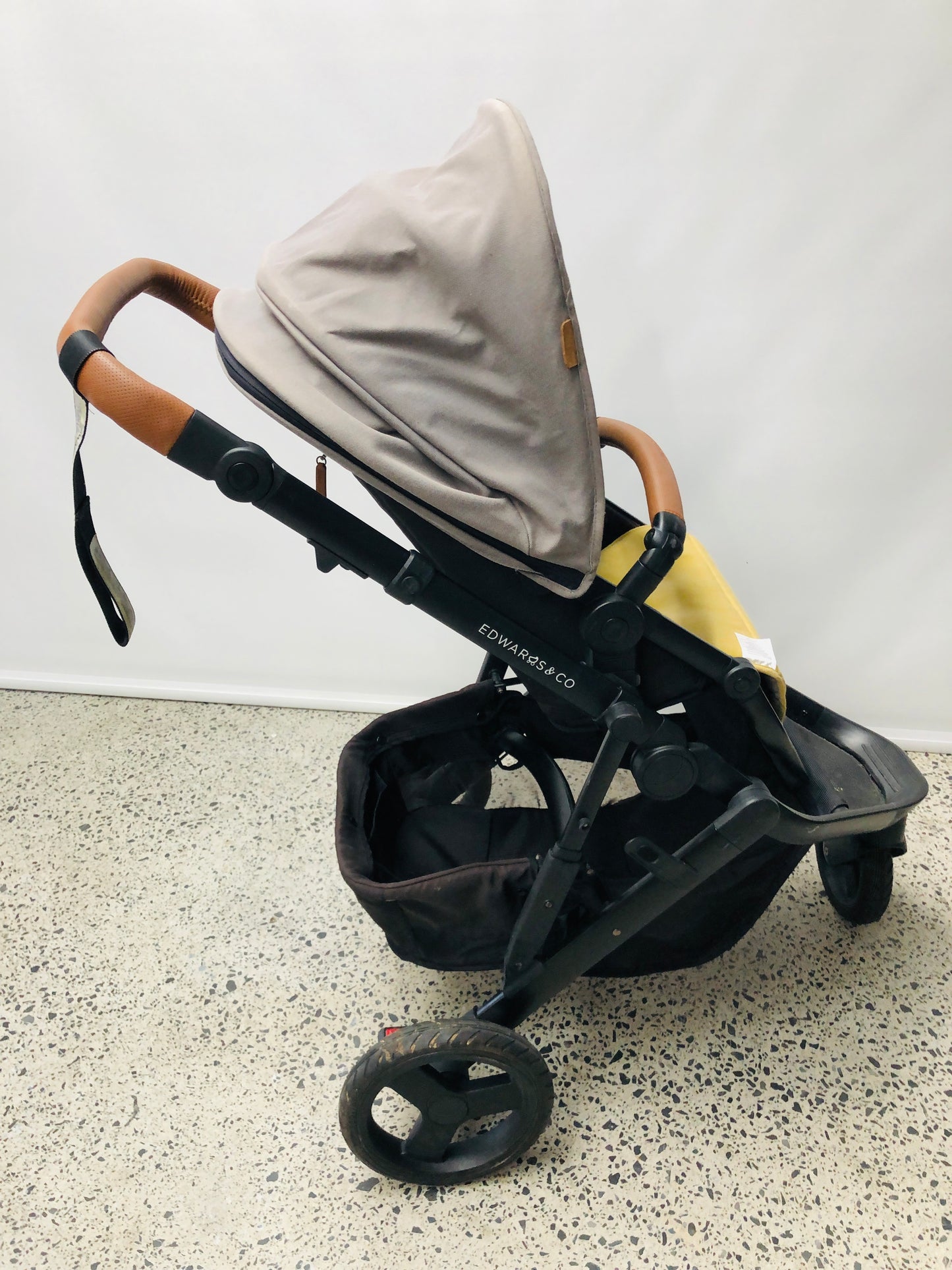 
                  
                    Edwards & Co Pram 3 Wheel (21966)
                  
                