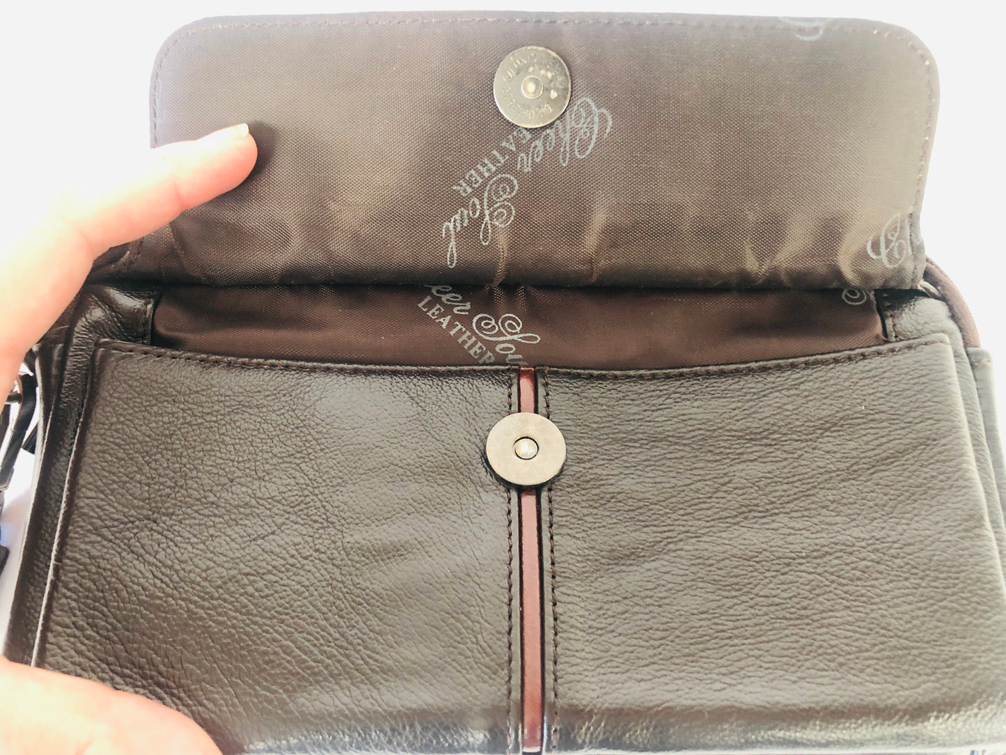 
                  
                    Men's Leather Travel Wallet | Unused! (14306)
                  
                